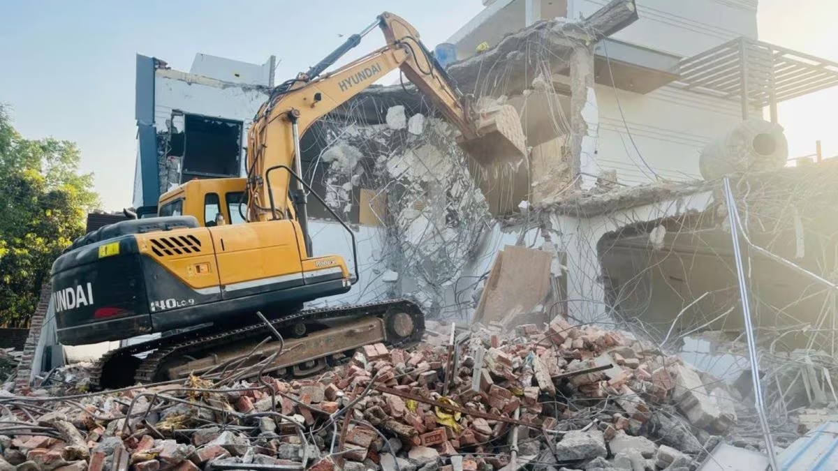 DDA Conducts Demolition Drive in South Delhi's Sainik Farm, Residents Allege Illegal Action