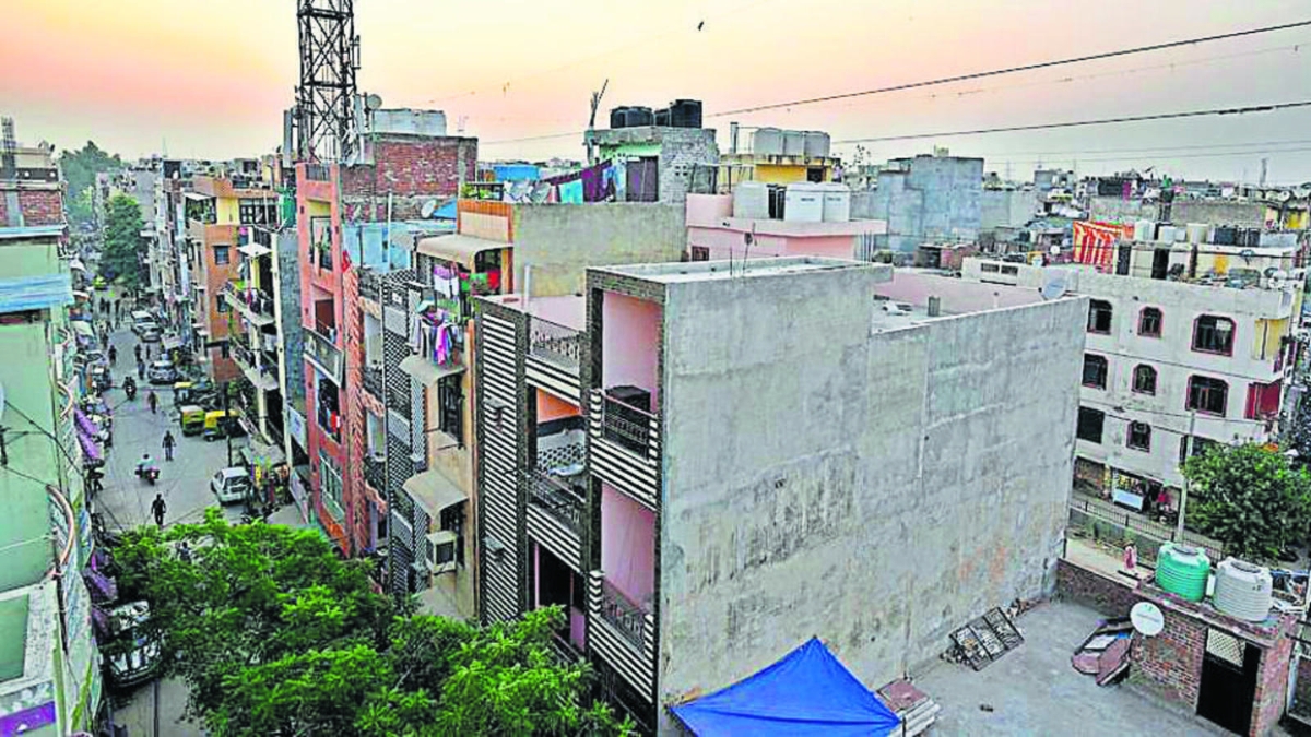 Delhi LG Visits Swabhiman Apartments, Orders Quick Fix to Residents' Grievances