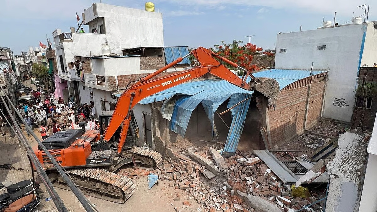 Government Land Worth 30 Crore Freed from Encroachment, 12 Houses Demolished in Indore
